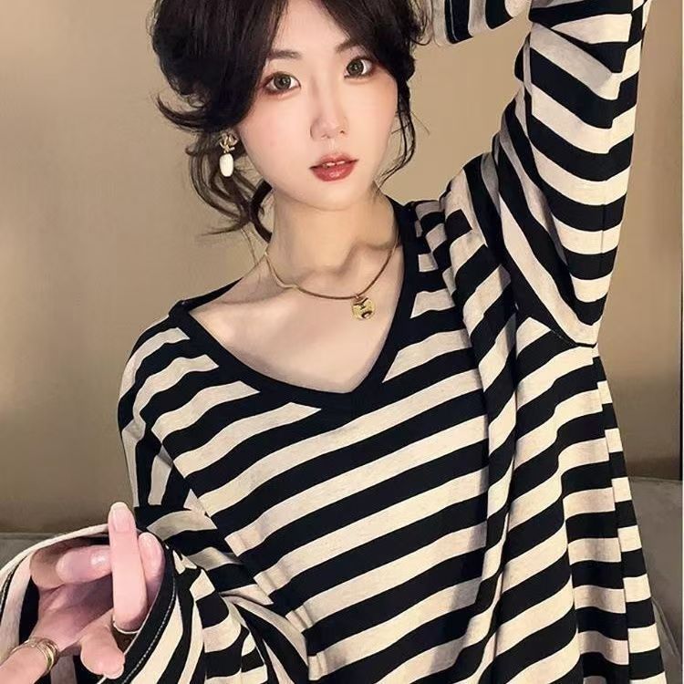 In early autumn, the new American retro striped long-sleeved T-shirt is feminine, versatile, slim, relaxed and casual.