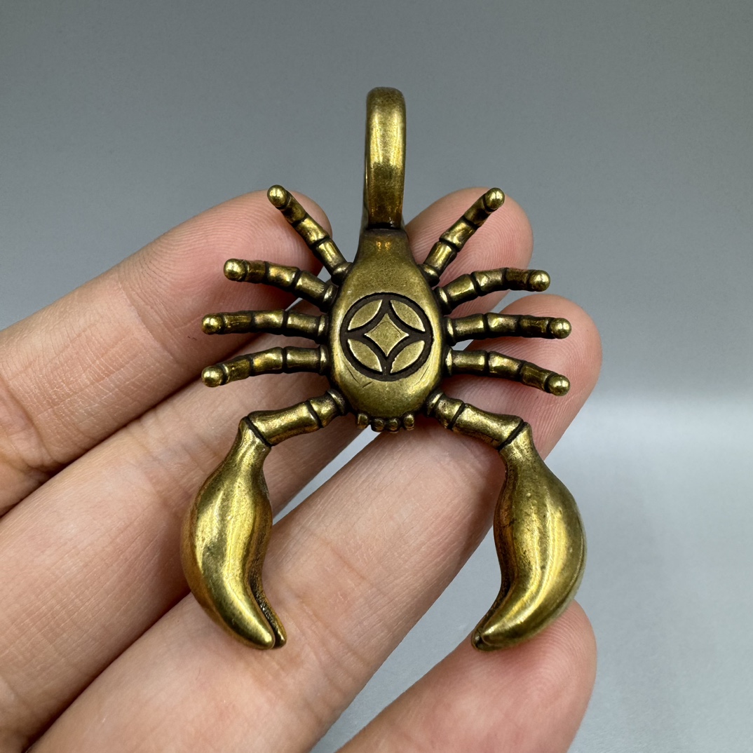 Copper Scorpion Statue Ornament Animal Figurines Tea Pet Decorate Pure Brass Scorpio Pendant Key Chain Pendant Hanging Keyring Necklace Ornament