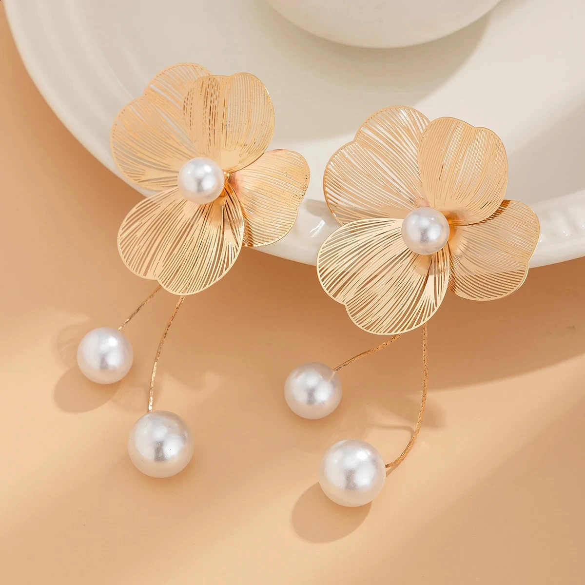 Romantic Flower Petal Long Tassel Drop Earrings for Women 2024 Trend Pearl Hanging Piercing Wed Jewelry Gift y240906