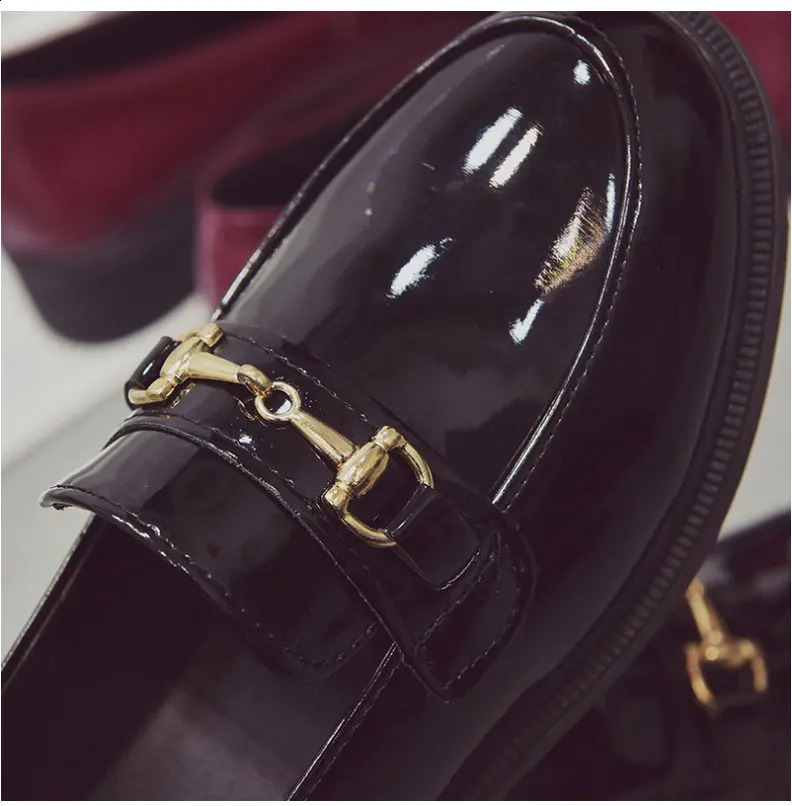 Adopting British style retro fashion elegant buckle patent leather solid hedge cushion shoes womens flat shoes 240914