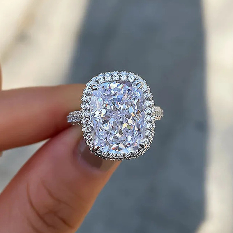 2024 Ladies Luxury Jewellery Sparkling Wedding Rings 925 Sterling Silver Cushion Shape White Lab Moissanite Diamond Party Eternity Women Engagement Ba