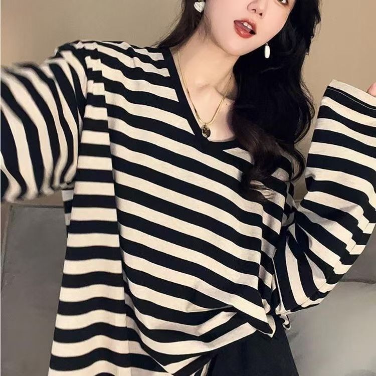 In early autumn, the new American retro striped long-sleeved T-shirt is feminine, versatile, slim, relaxed and casual.