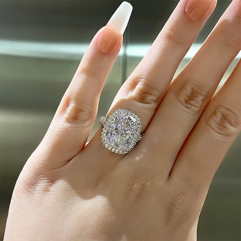 2024 Ladies Luxury Jewellery Sparkling Wedding Rings 925 Sterling Silver Cushion Shape White Lab Moissanite Diamond Party Eternity Women Engagement Ba