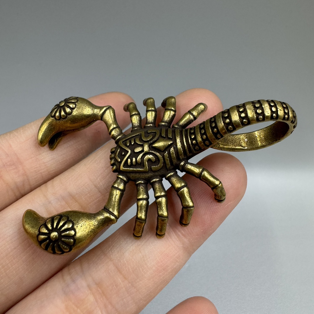 Copper Scorpion Statue Ornament Animal Figurines Tea Pet Decorate Pure Brass Scorpio Pendant Key Chain Pendant Hanging Keyring Necklace Ornament
