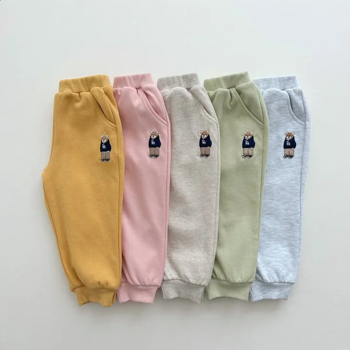 Autumn childrens clothing cartoon bear casual sportswear for boys and girls baby cotton embroidered top and pants 2-piece childrens sportswear set 240