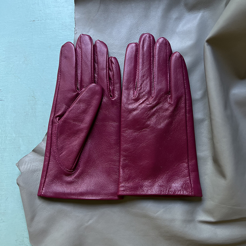 Fashion fuchsia genuine leather gloves, the first layer of sheepskin, whole leather production, ladies lambskin gloves