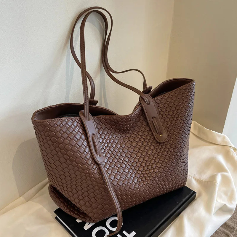 Large capacity womens woven bag spring retro versatile single shoulder bottom Korean version portable handbag 240913
