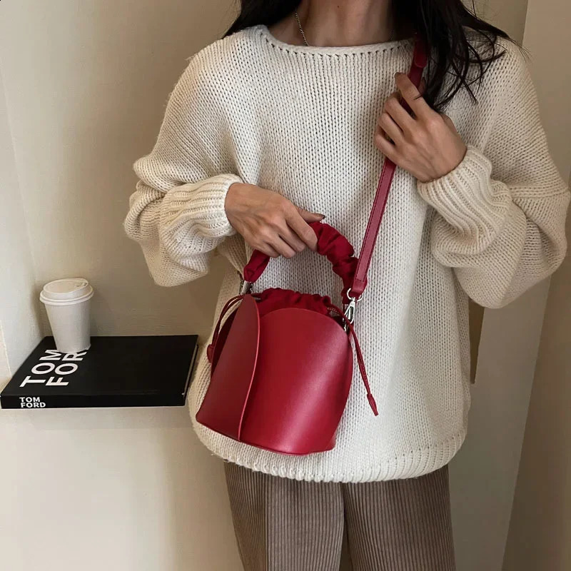 Simple PU bucket bag American pet folding handle cross shaped bag creative fashionable handbag cute messenger bag 240912