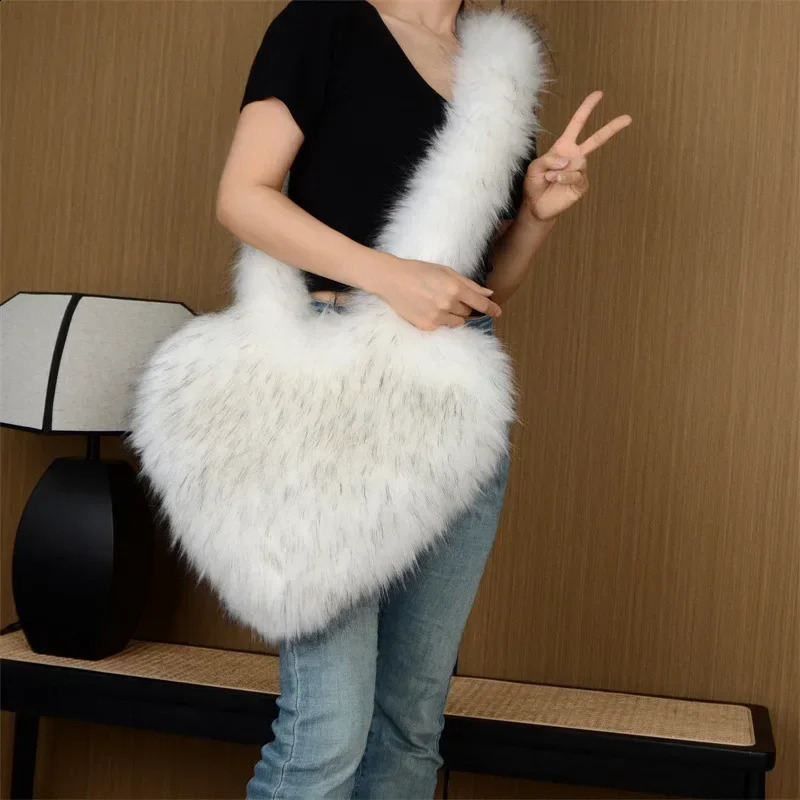 Faux Fur Winter Women Handbags Cute Plush Ladies Heart Shaped Shoulder Bag Cute Clutch Purse Love Crossbody bags Messenger Bag 240909