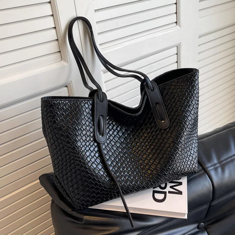 Large capacity womens woven bag spring retro versatile single shoulder bottom Korean version portable handbag 240913