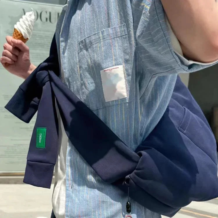 Creative shoulder bag hug bag large capacity garbage bag fashionable and simple commuting cross belt bag mens and womens bag 240912