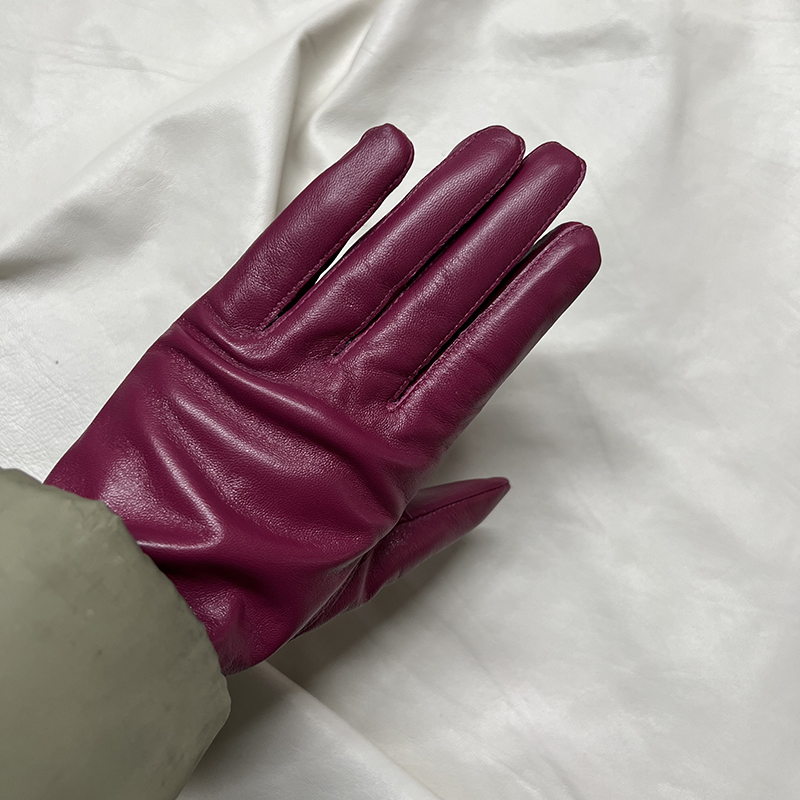 Fashion fuchsia genuine leather gloves, the first layer of sheepskin, whole leather production, ladies lambskin gloves