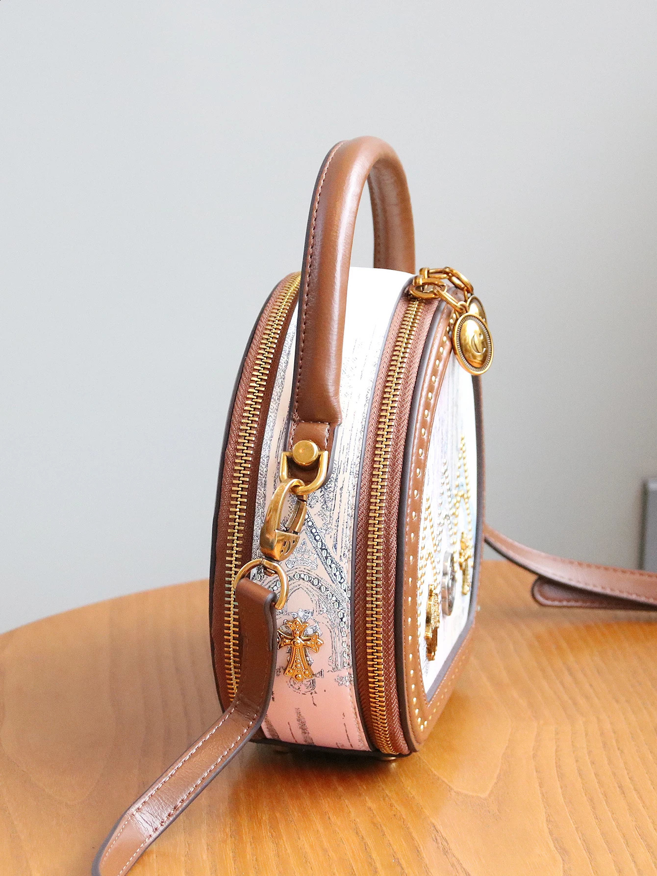 In the summer of the innovative light small round bag niche Dream Home s handbag lights and big hats 240912