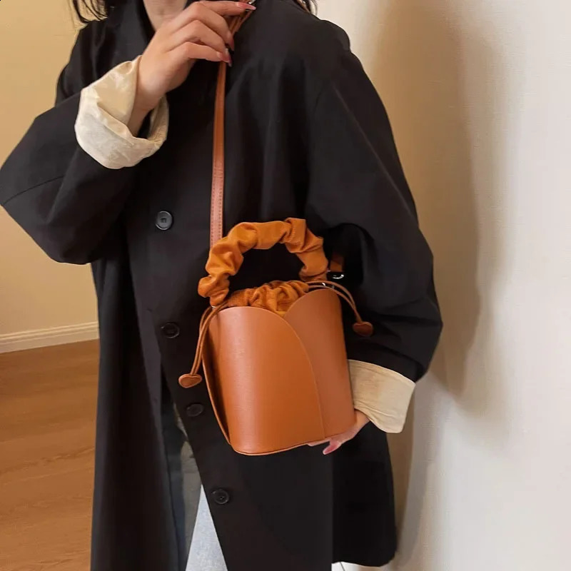 Simple PU bucket bag American pet folding handle cross shaped bag creative fashionable handbag cute messenger bag 240912