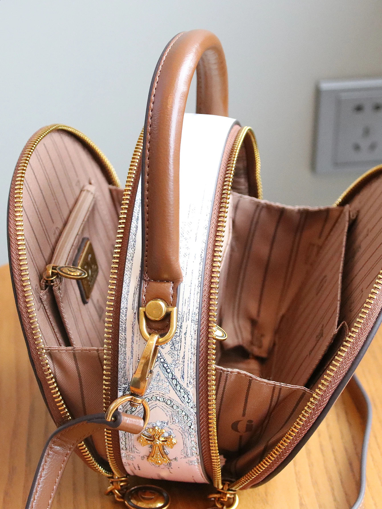 In the summer of the innovative light small round bag niche Dream Home s handbag lights and big hats 240912