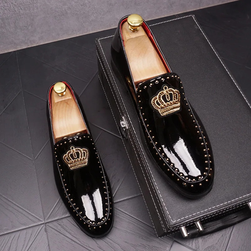 Men Casual Shoes Patent Leather Pointed Toe Embroider Crown Business Leisure Black Wedding Dress Shoes 240906