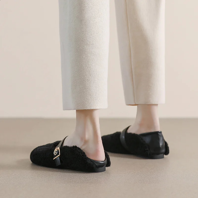 White Lambwool flat shoes womens leather patch work ankle belt latex simple winter fur flat shoes round fur mocha Xin large size 240914