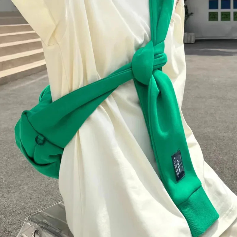 Creative shoulder bag hug bag large capacity garbage bag fashionable and simple commuting cross belt bag mens and womens bag 240912