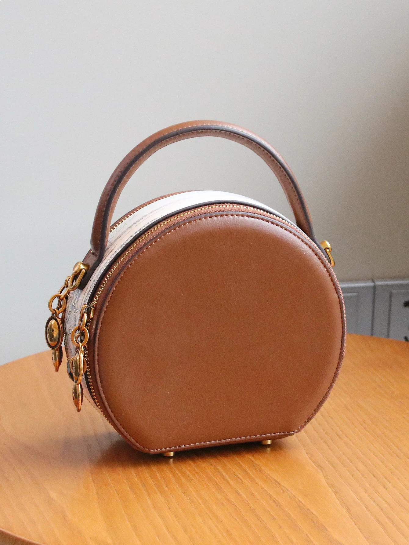 In the summer of the innovative light small round bag niche Dream Home s handbag lights and big hats 240912