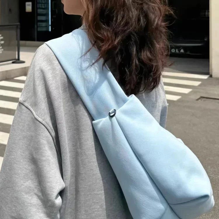 Creative shoulder bag hug bag large capacity garbage bag fashionable and simple commuting cross belt bag mens and womens bag 240912