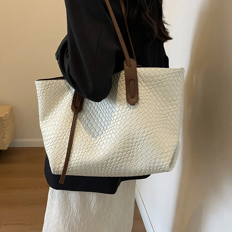 Large capacity womens woven bag spring retro versatile single shoulder bottom Korean version portable handbag 240913
