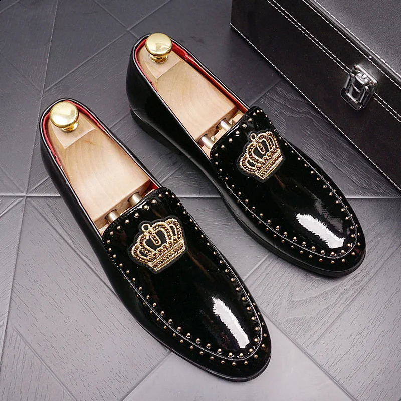 Men Casual Shoes Patent Leather Pointed Toe Embroider Crown Business Leisure Black Wedding Dress Shoes 240906