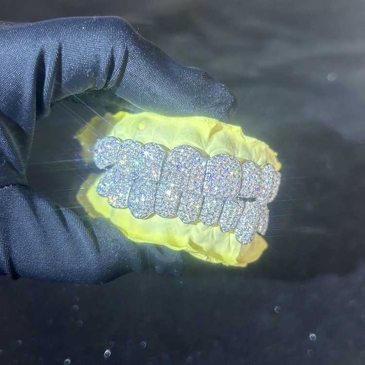 Yu Ying Custom Diamond Grillz Hip Hop 18K Gold Plated Iced Out Moissanite Diamond Grillz for Teeth