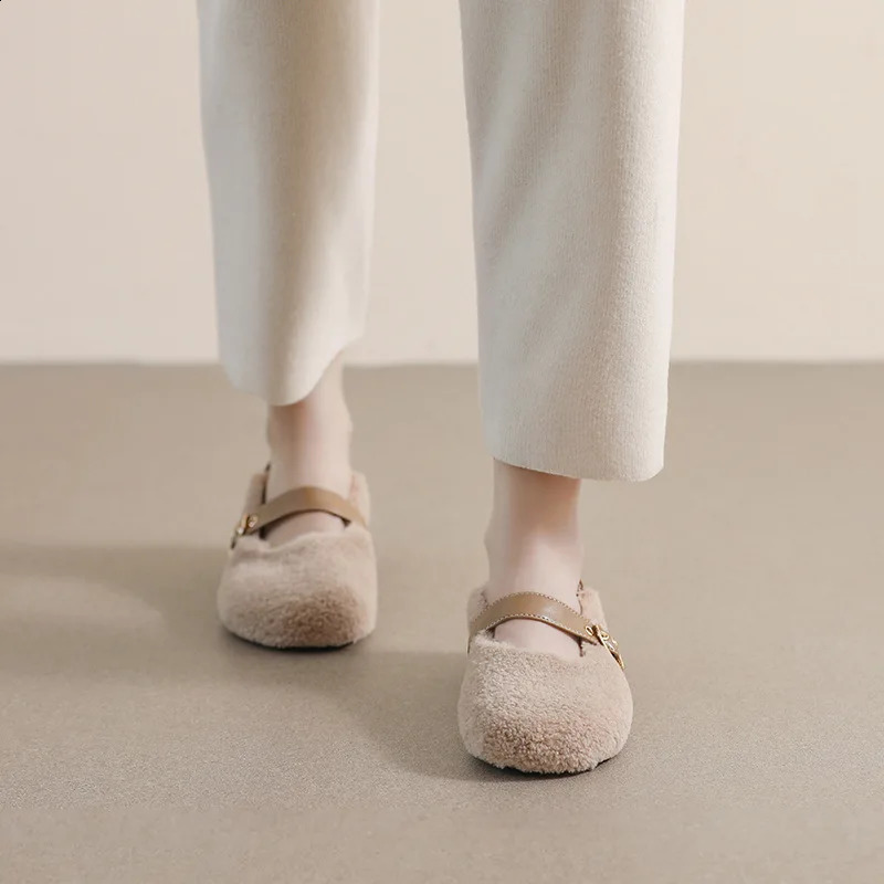 White Lambwool flat shoes womens leather patch work ankle belt latex simple winter fur flat shoes round fur mocha Xin large size 240914