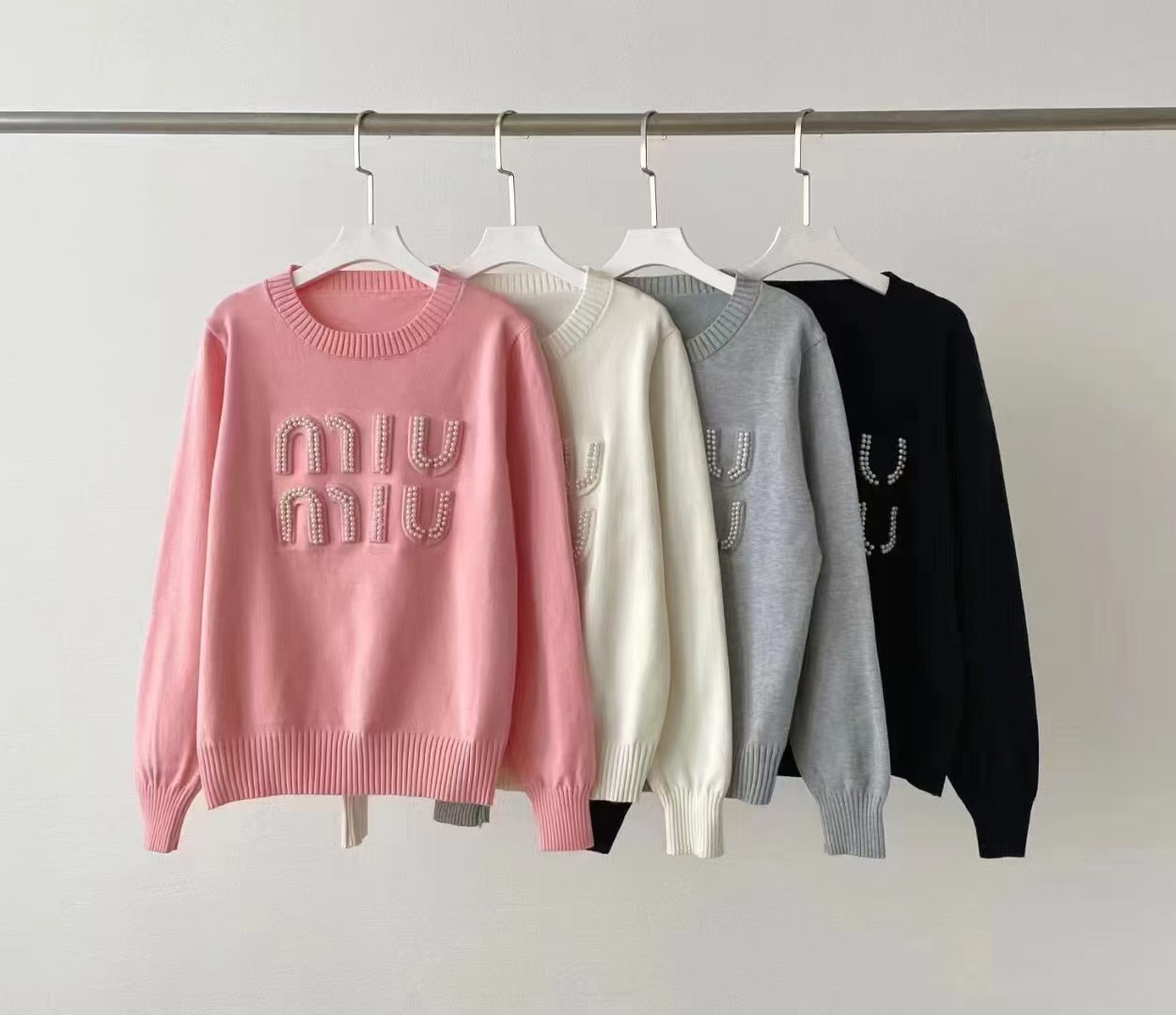 Iger 2024 autumn fragrance beaded three-dimensional letter round neck long sleeve sweater with soft waxy sweater inside and outside.