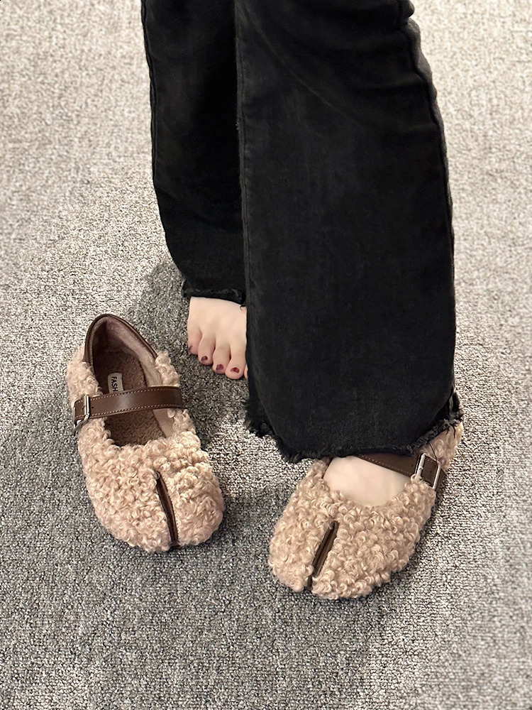 Womens flat shoes fur round toes autumn casual womens sports shoes dresses Moccasin autumn and winter casual buckle watch strap rubber 240919