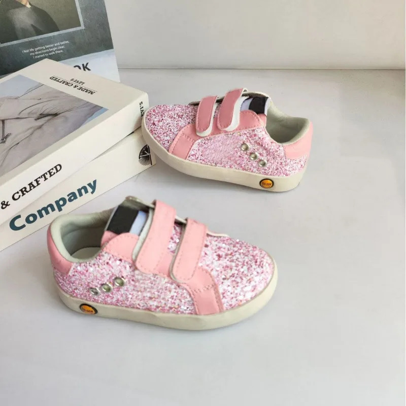 Girls sports shoes Spring and Autumn childrens fashion sports running short and fat trailer baby childrens leisure shining star shoes soft sole 240913