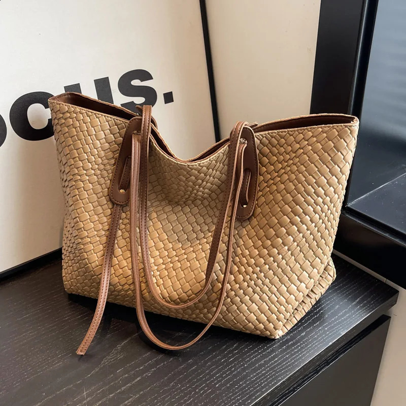 Large capacity womens woven bag spring retro versatile single shoulder bottom Korean version portable handbag 240913