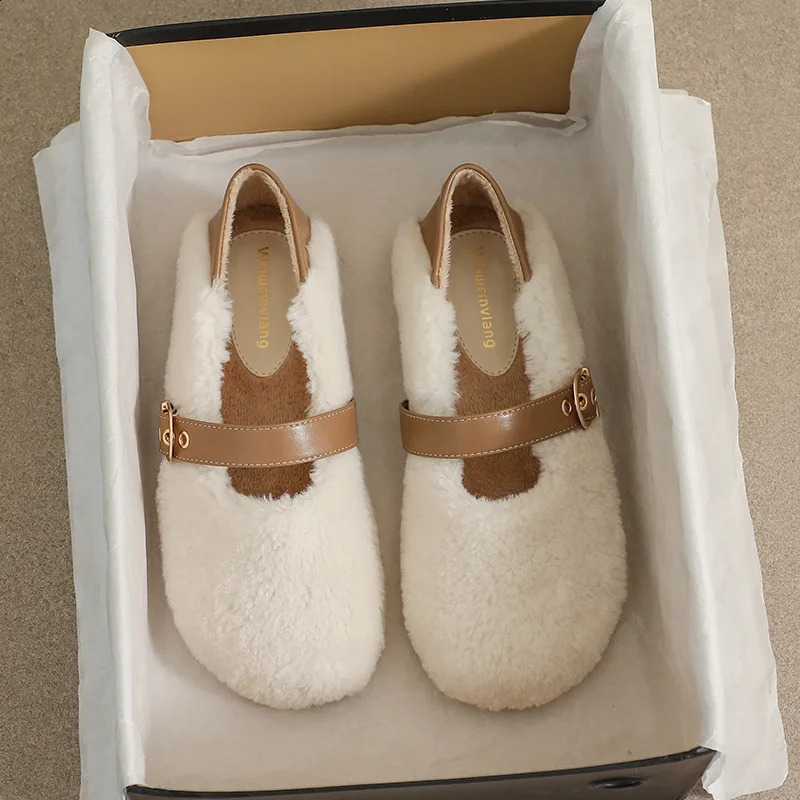 White Lambwool flat shoes womens leather patch work ankle belt latex simple winter fur flat shoes round fur mocha Xin large size 240914