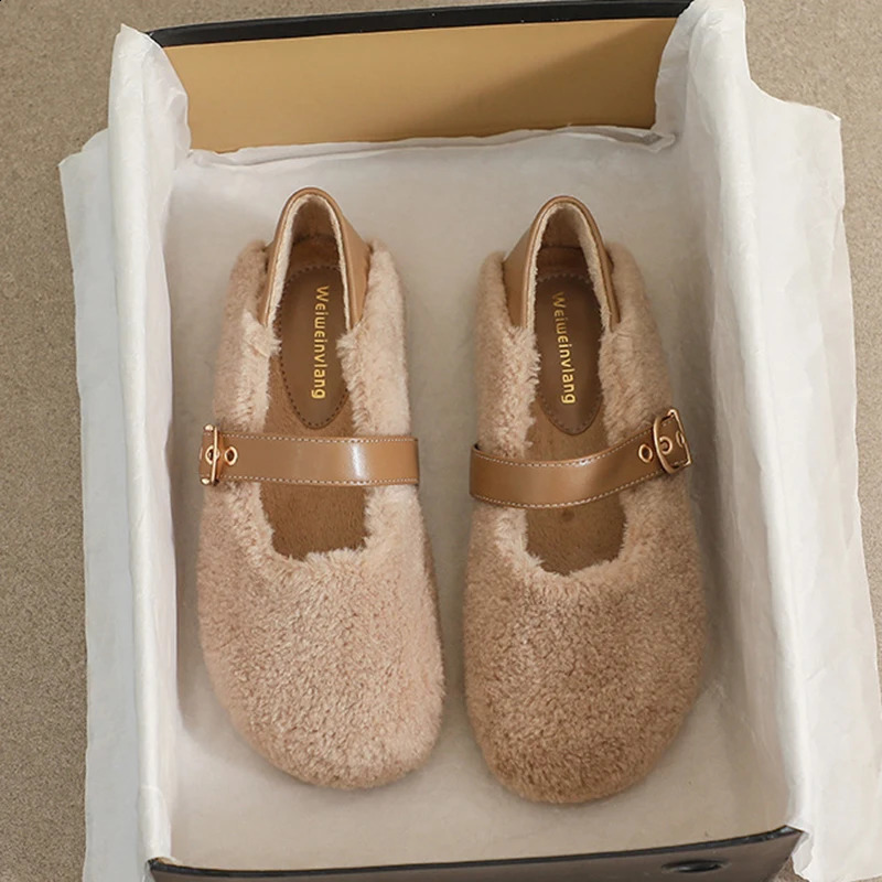 White Lambwool flat shoes womens leather patch work ankle belt latex simple winter fur flat shoes round fur mocha Xin large size 240914