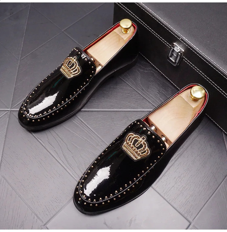 Men Casual Shoes Patent Leather Pointed Toe Embroider Crown Business Leisure Black Wedding Dress Shoes 240906