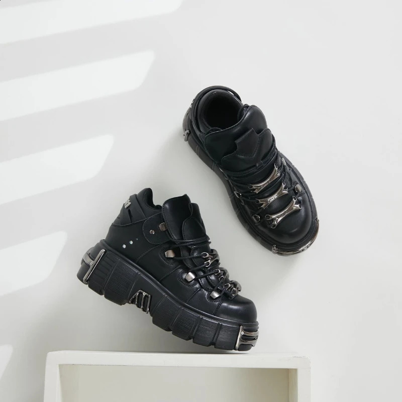 Thick soled low top punk leather shoes dark motorcycle boots heavy metal punk high-heeled womens shoes fashionable black ankle boots 240914