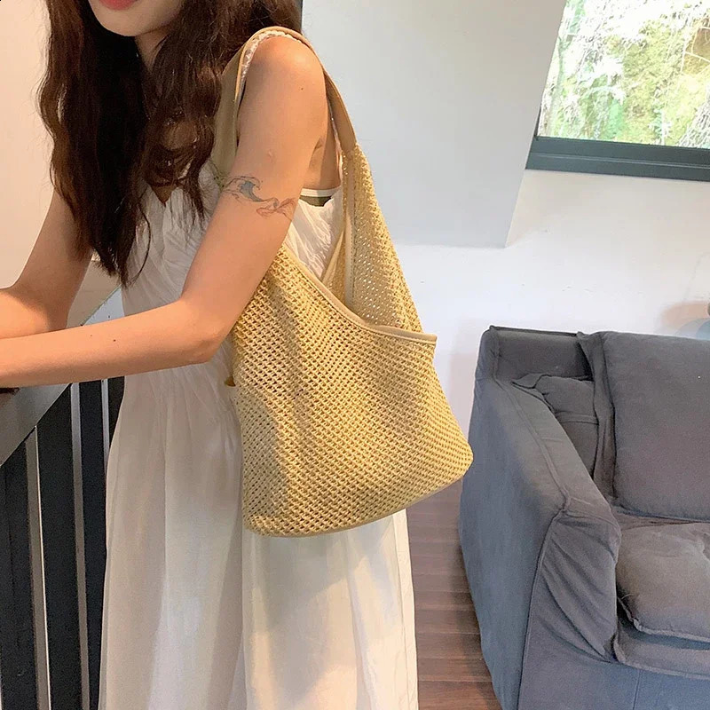 Fashionable and versatile straw womens shoulder baglarge capacity summer beach casual vacation style woven bag bolso tejido 240909