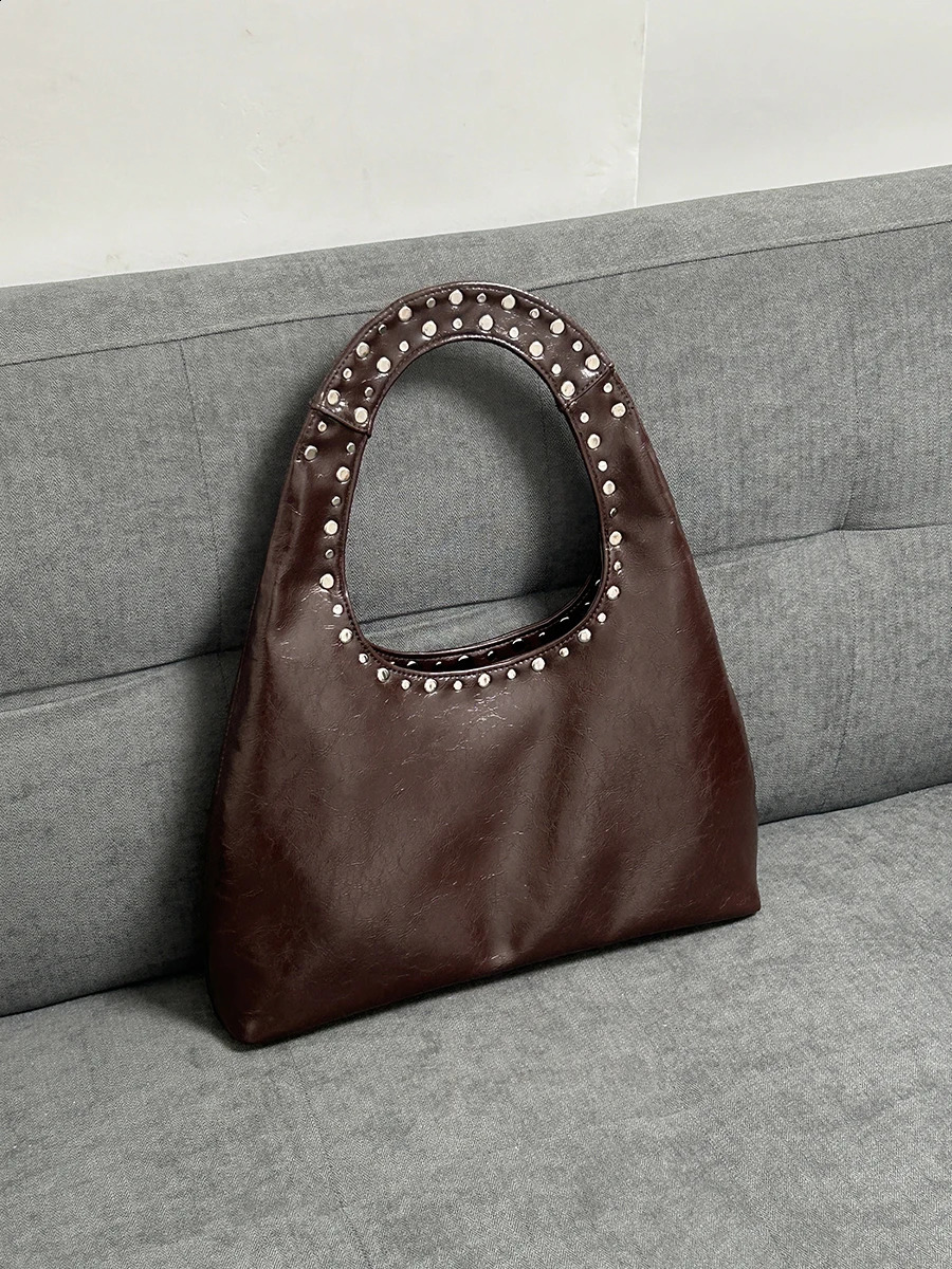 24 retro rivet decorative shoulder bag European and American motorcycle wind oil wax leather armpit handbag for women 240909