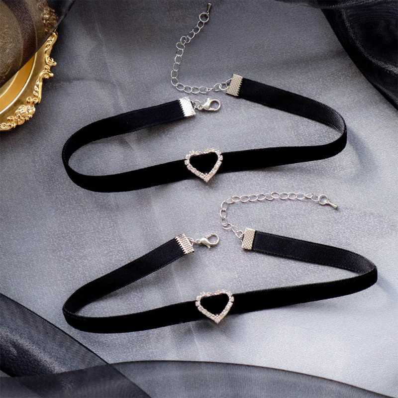 Korean Fashion Velvet Choker Necklace for Women Vintage Sexy Black Necklace with Pendants Gothic Girl Choker Neck JewelryX240918