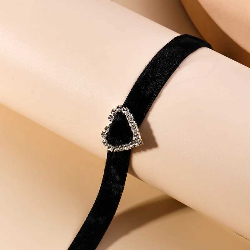 Korean Fashion Velvet Choker Necklace for Women Vintage Sexy Black Necklace with Pendants Gothic Girl Choker Neck JewelryX240918