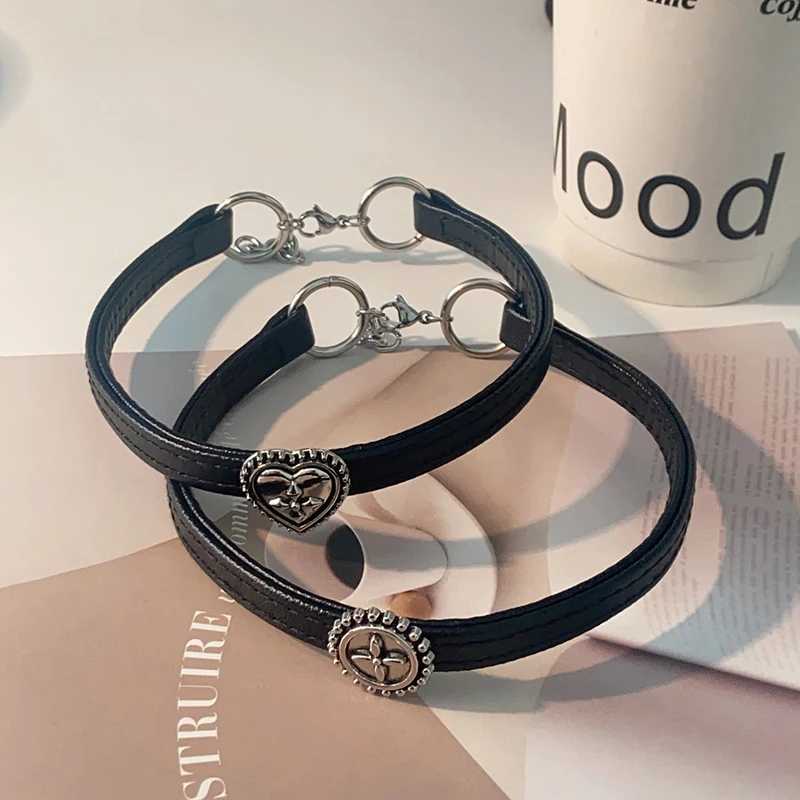 Vintage Flower Heart Necklace for Women Fashion Punk Pu Leather Choker Collar Chain Jewelry Goth Cool Stuff Couple AccessoriesX240918