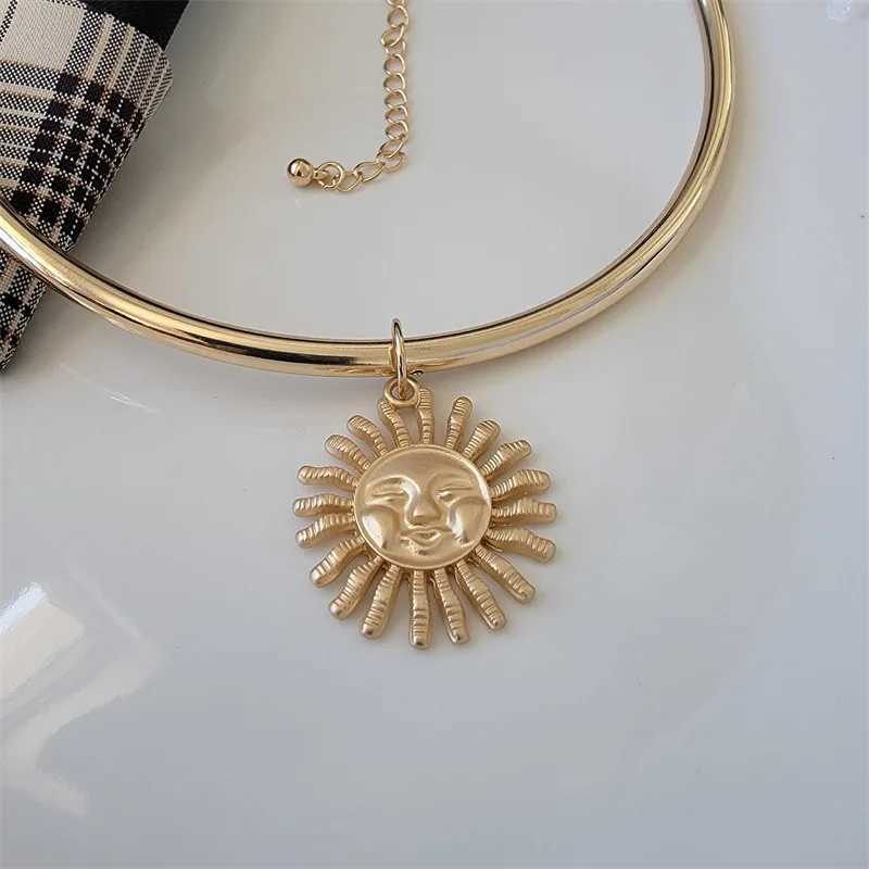 1PC Bohemia Vintage Metal Sun Moon Smile Necklace Choker For Women Punk Gothic Gold Color Sun Face Necklace JewelryX240918