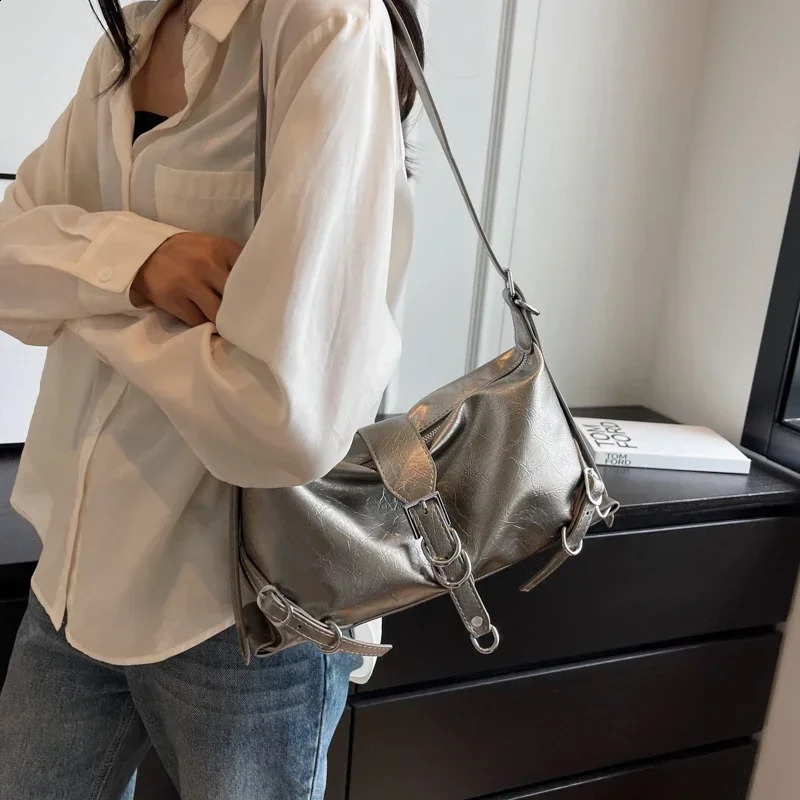 2023 High Quality Womens Bags Autumn Fashion Simplicity Highcapacity Advanced Sense Shoulder Bag Solid Versatile Handbag 240914ZYl