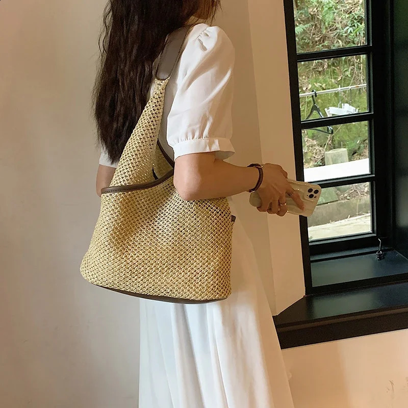 Fashionable and versatile straw womens shoulder baglarge capacity summer beach casual vacation style woven bag bolso tejido 240909