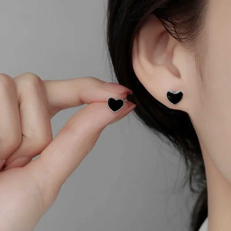 Small Black Color Heart Stud Earring for Women Sweet Temperament Mini Simple Jewelry Accessories Wholesale Christmas Day GiftX240918