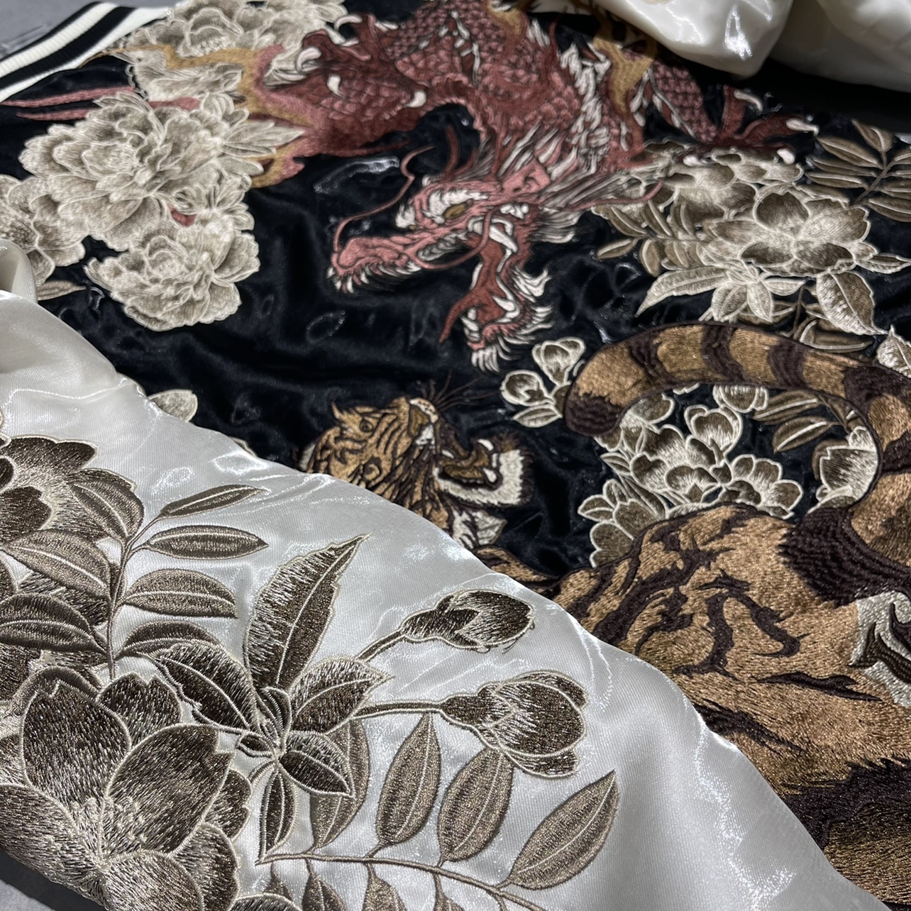 New 2024 Hot Style Men Boys Modified Liquid Light Tion Coats Dragon Tiger Reversible Baseball Sukan Souvenir Jackets