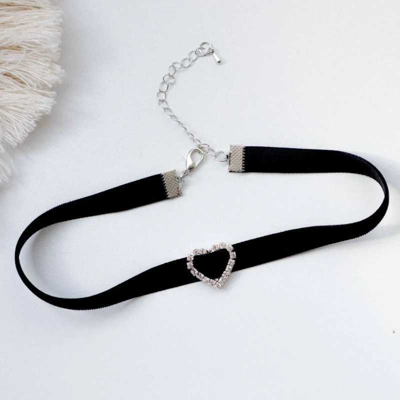 Korean Fashion Velvet Choker Necklace for Women Vintage Sexy Black Necklace with Pendants Gothic Girl Choker Neck JewelryX240918