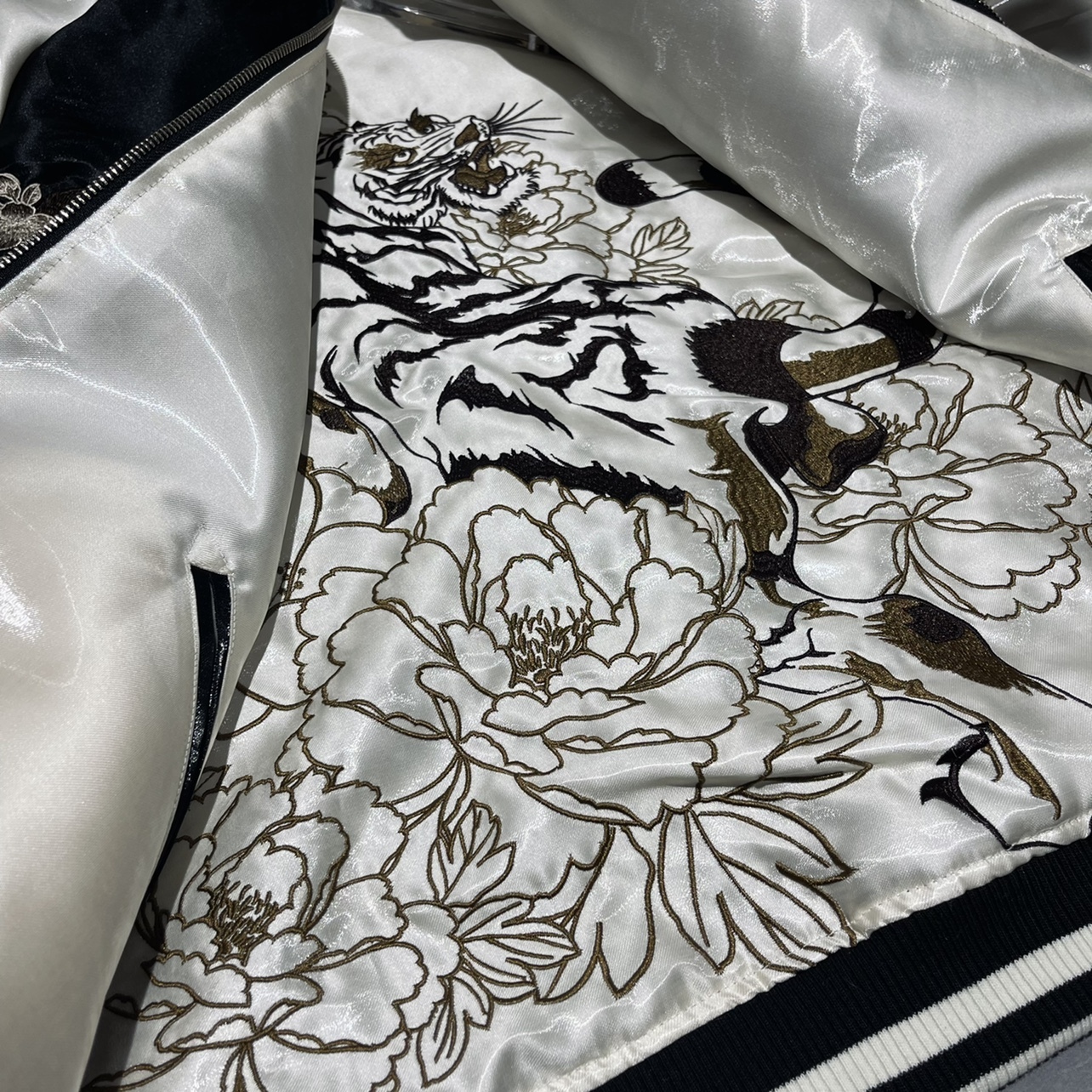 New 2024 Hot Style Men Boys Modified Liquid Light Tion Coats Dragon Tiger Reversible Baseball Sukan Souvenir Jackets