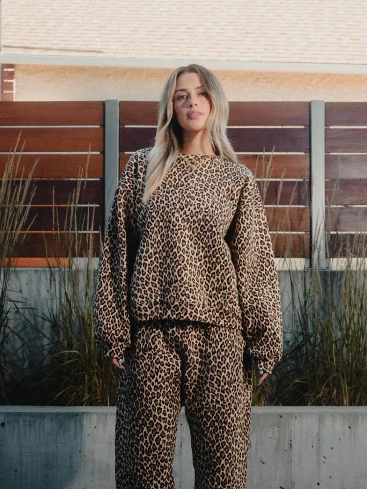 DEEPTOWN Leopard Print Sweatshirt American Retro 90s Wide Leg Leopard Pants Winter Warm Two Piece Sweatshirt Set Unisex Clothing 240918