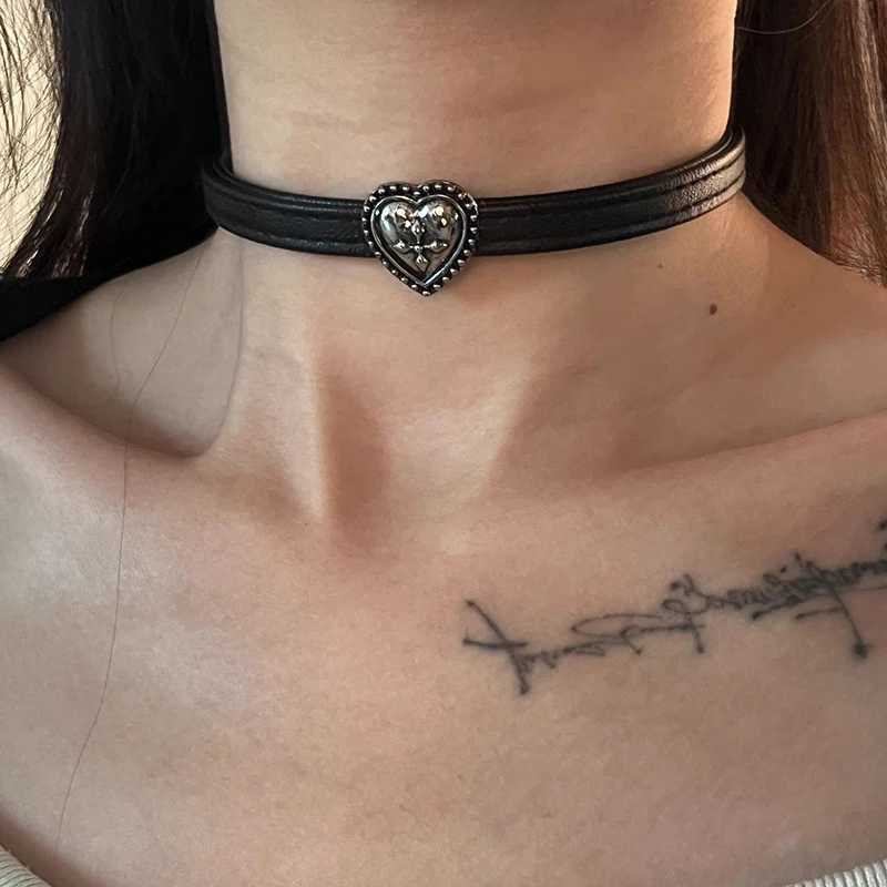 Vintage Flower Heart Necklace for Women Fashion Punk Pu Leather Choker Collar Chain Jewelry Goth Cool Stuff Couple AccessoriesX240918